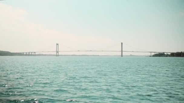 Majestuoso disparo a través de las aguas cristalinas y el pequeño puente del cinturón, Dinamarca — Vídeo de stock