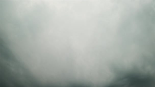 Disparo giratorio desde los cielos oscuros hasta la playa con vistas al océano. — Vídeos de Stock