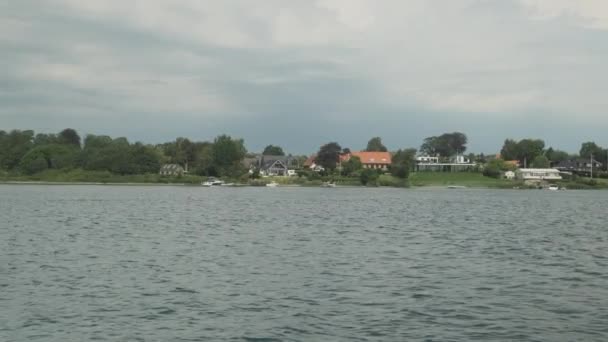 海滨带房屋和树木的大海壮丽景象 — 图库视频影像