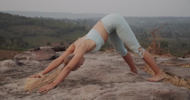 Schöne Berglandschaft und hübsches weibliches Model entspannen und Yoga machen — Stockvideo