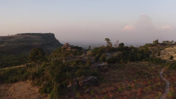 Vytáhněte letecký snímek majestátního a vysokohorského lesa v Kambodži — Stock video