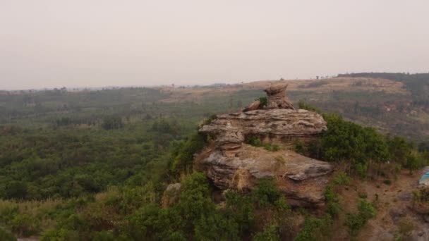 Luchtfoto van in Yoga positie met de camera die weg trekt om de Grote Cambodjaanse Bergen te onthullen — Stockvideo