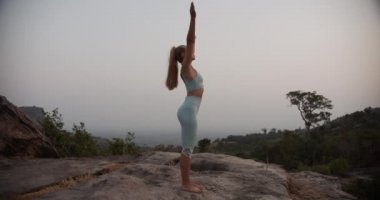 Dağın Manzaralı Ellerinde Yoga Yapan Kadın