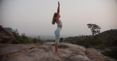 Formda Vücudu Olan Genç Kadın Dağın Tepesinde Yoga Nefes Alma Egzersizleri Yapıyor