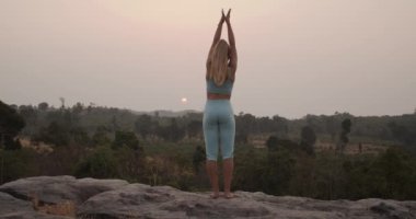 Dağlarda Gerinen Uygun Bir Kadın Çekimi ve Gün Doğumu Manzarası