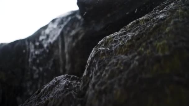 Éclaboussures d'eau comme il jaillit vers le bas des rochers et l'éblouissement du soleil en arrière-plan — Video