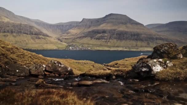 Panoramatický výhled na oceánskou vodu ve středu horských útesů na Faerském ostrově — Stock video