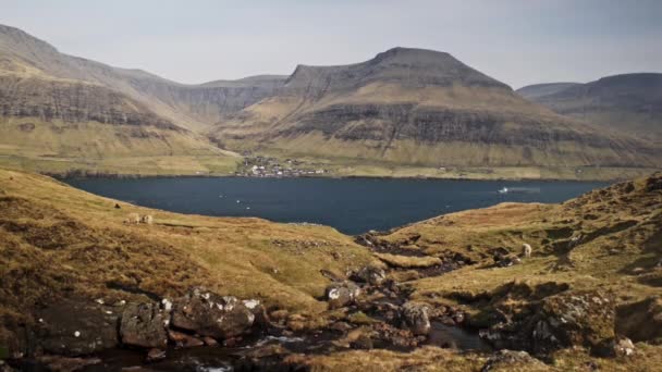 Solig himmel, berg klippor och utsikt över Majestic Ocean Waters — Stockvideo