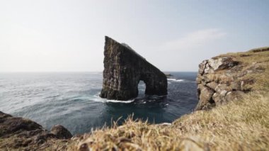 Rocky Cliff in the Fronground ve Majestic View of the Drangarnir Rock