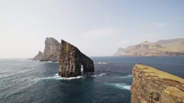 Drangarnir Kayalıkları, Cliff, Deniz Dalgaları Faroe Adası 'ndaki Kayalıkların Ayağına Çarpıyor