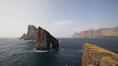 Slowmo 'daki Faroe Adası' nda Deniz Dalgalarının Kayalara Vuruşunun Panoramik Çekimi