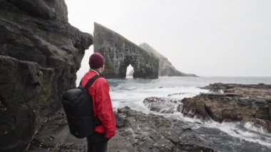 Drangarnir Sahnesi ve Açık Gök Altındaki Kaya 'ya Hayran Kalan Adam' ın Sabit Çekimi