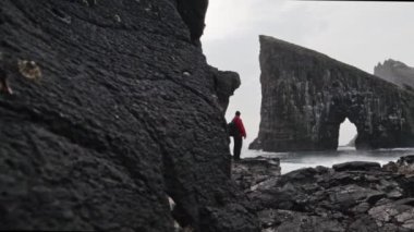 Adanın Sığ Bölgelerinde Büyük Dalgalar Kayalara Çarpıyor