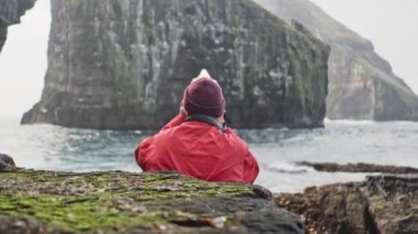 Kayalıklarda Oturan Adam Ortadaki Delikle Muhteşem Drangarnir Kayasına
