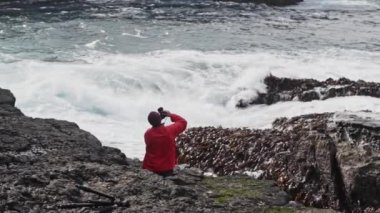 Erkek Gezgin Güzel Faroe Adası Deniz Yığınlarının Fotoğrafını Çekiyor