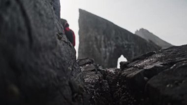 Erkek Gezgin Faroe Adalarındaki Güzel Drangarnir Deniz Yığınına Bakıyor