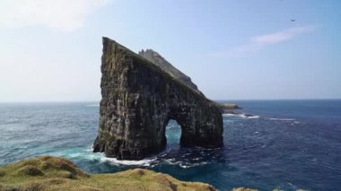 Kameralı ve Üçayaklı Adam Uçurumun kenarında Drangarnir Fotoğrafı Çekiyor