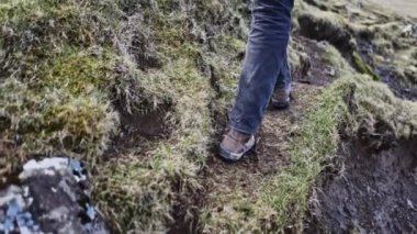 Faroe Adası 'nın bulanık manzaralı Uçurumunda Yürüyen Adamın Bacakları