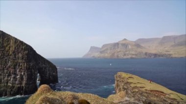 Uçurumun ve Faroe Adalarının Kıyısından Uzaklaşan Adam Okyanus Manzarası