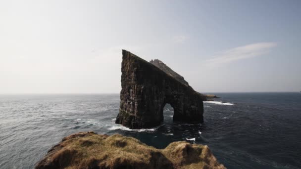 Slow motion Shot of Drangarnir Rock with Deep Blue Sea Waters around It — Stock video