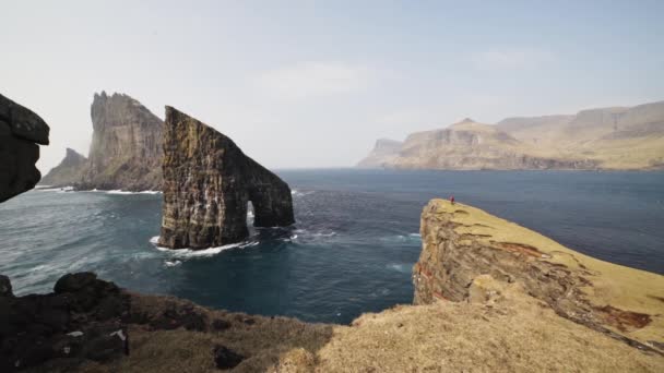 Long plan régulier de rochers de Drangarnir entourés d'un vaste horizon d'eaux océaniques — Video