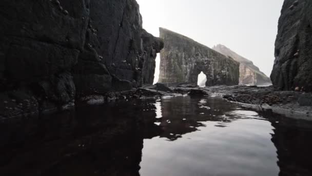 Sekély Rocky Waters előtérben és Drangarnir Rock háttérben — Stock videók