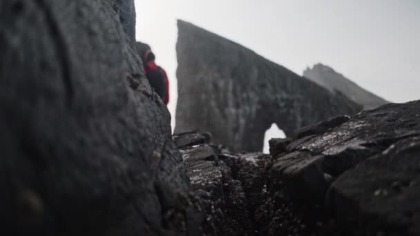 Muž Cestovatel Při pohledu na krásné Drangarnir moře stack na Faerských ostrovech — Stock video