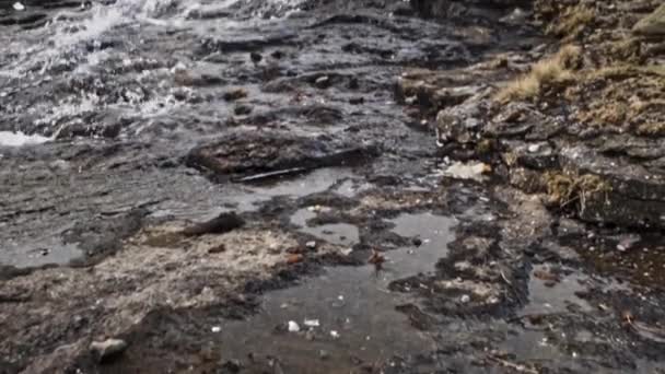 Uphill Lands En Stroom van Water Stroomt naar beneden op rotsachtige gebieden van de klif — Stockvideo