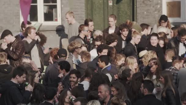 Натовп вулиці Участь у вуличній вечірці в Орхусі під час сонячного дня — стокове відео