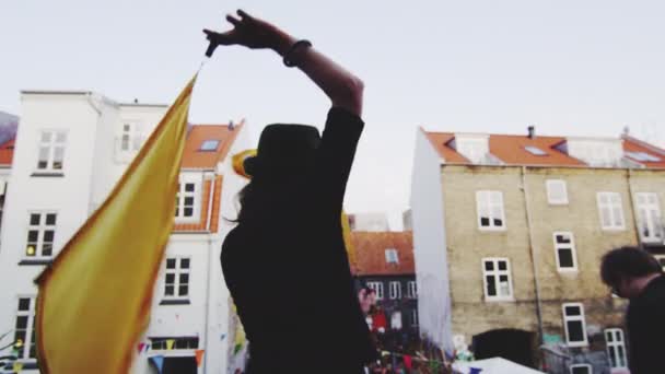 Silhueta de uma mulher acenando bandeiras em uma festa de rua Aarhus — Vídeo de Stock