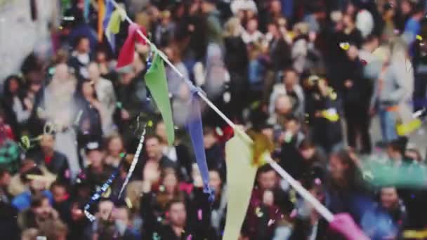 Prise de vue au ralenti de confettis et de drapeaux colorés avec foule de personnes déconcentrées — Video