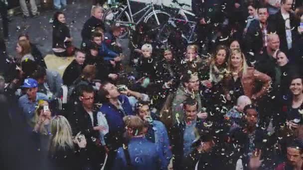 Lidé baví a pití na ulici během Aarhuské párty — Stock video