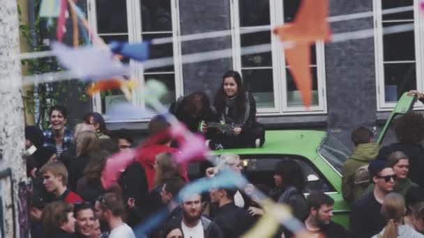 Défocalisé sur prise de vue ciblée de la foule lors d'une fête de rue — Video