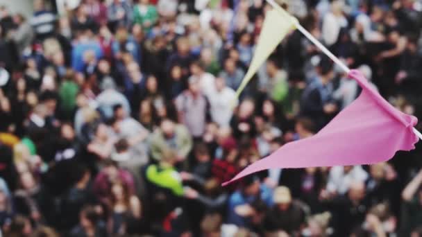 Fête de rue et drapeaux colorés au premier plan à Aarhus — Video