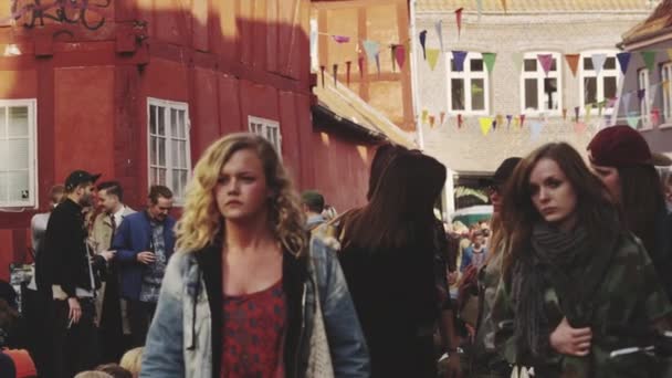 Vue imprenable d'une rue d'Aarhus où a lieu une fête de rue — Video
