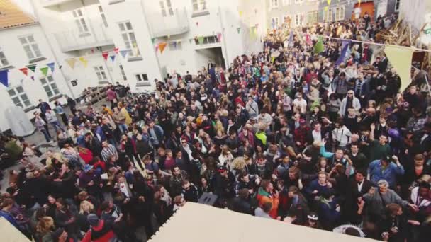 Danse de foule avec la musique lors d'une fête de rue d'Aarhus — Video