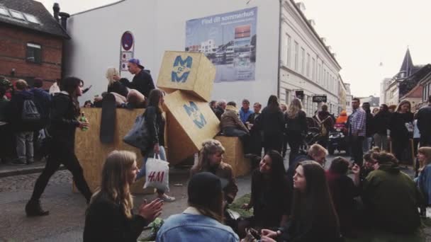 Representación de los asistentes del partido Mejlgade Mangfoldighed — Vídeo de stock