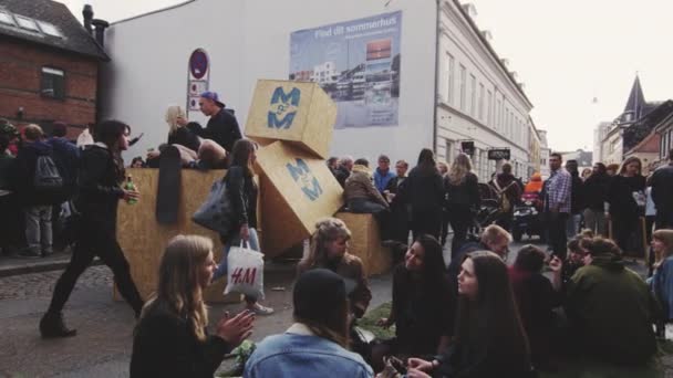 Représentant les participants du Mejlgade Mangfoldighed Party — Video