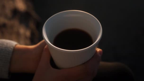 Frau mit heißer Tasse Kaffee am sonnigen Strand — Stockvideo