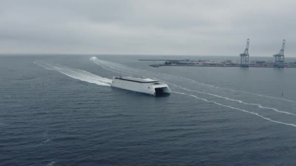 Vuelo de drones sobre Moslinjen Ferry — Vídeo de stock