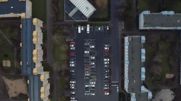 Voo de drone sobre o parque de estacionamento e apartamentos — Vídeo de Stock