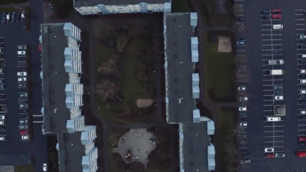 Vol de drone au-dessus du parking et des appartements — Video