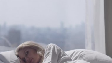 Sunlit Otel Odasında Kadın Sabah Kalkıyor