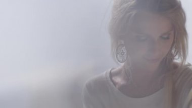 Sunlit Otel Odasında Gülümseyen Kadın