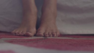 Otelde Yataktan Kalkan Kadın