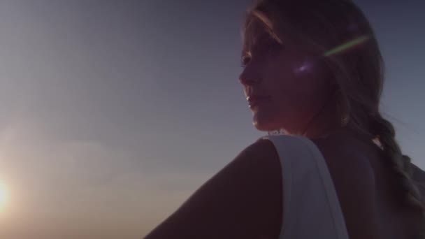 Sarışın Genç Kadın Gün batımında Gün Işığının tadını çıkarıyor — Stok video
