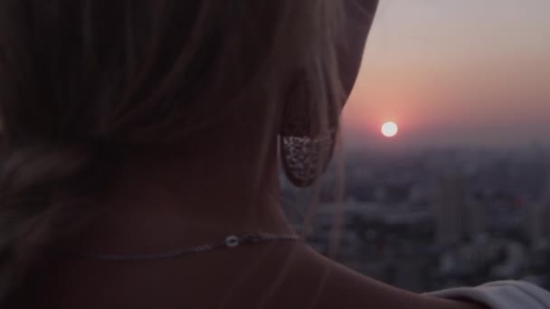 Blond ung kvinna njuter av solljus vid solnedgången — Stockvideo
