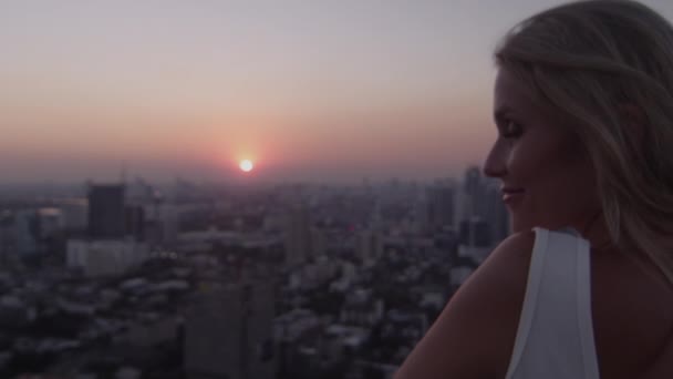 Mujer joven rubia disfrutando de la luz del sol al amanecer — Vídeos de Stock