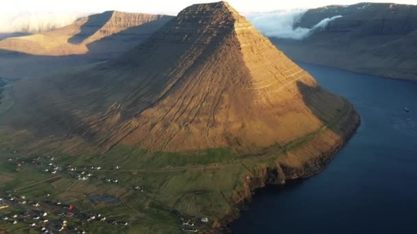 Drone of Mount (Brak sugestii) i Vidareidi Village — Wideo stockowe