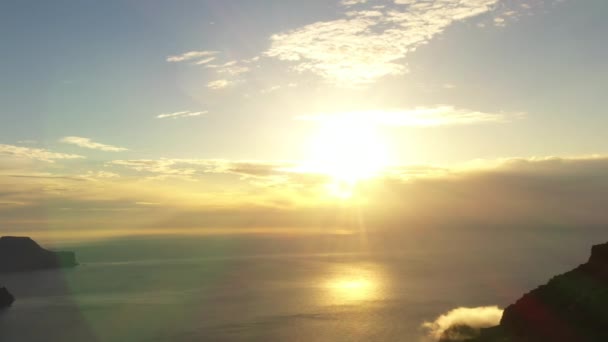 Drone shot van zonsondergang boven zee op de Faeröer Eilanden — Stockvideo